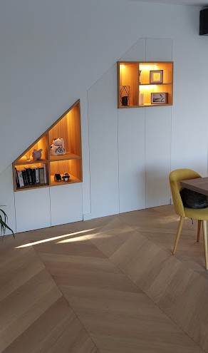 Aménagement sous escalier éclairé